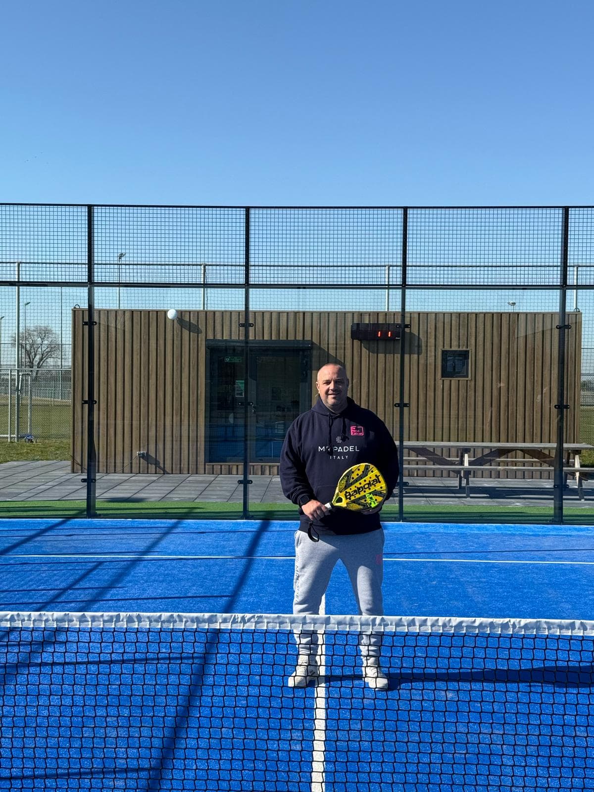 Trainer van De Padel Fabriek op de padelbaan